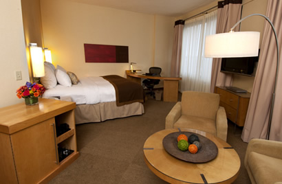 king bedroom at the intercontinental milwaukee